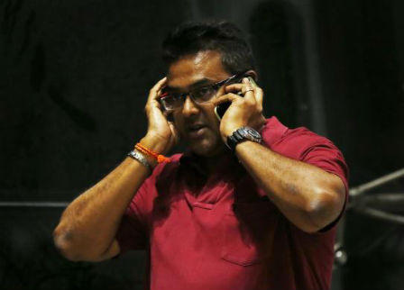 Người thân các nạn nhân trong chuyến bay MH17 đổ về sân bay đợi chờ trong vô vọng